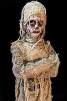 studio shot Ritratto di giovane ragazzo in costume vestito da halloween, cosplay di mummia spaventosa posa su sfondo nero isolato foto
