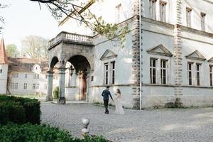 matrimonio bella coppia la sera in un castello foto