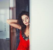 donna elegante in abito rosso foto