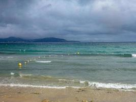 spiaggia al mare in caso di maltempo foto