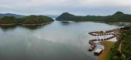 vista ad alto angolo del lago di montagna a kanchanaburi thailandia foto