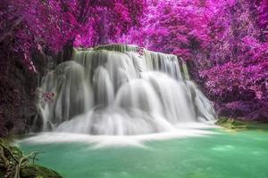 bellissimo scenario naturale della cascata della foresta profonda colorata in una giornata estiva foto