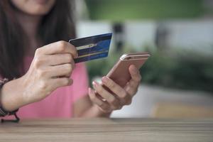 shopping online con carta di credito, donna che utilizza smartphone mobile, e-commerce aziendale e concetto di applicazione foto