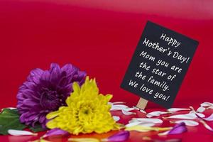 testo su nota e concetto di design di saluto per la festa della mamma con bouquet di fiori foto