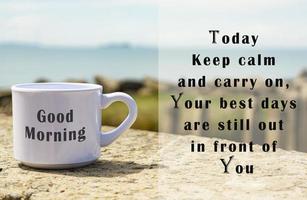 citazione motivazionale e ispiratrice su una tazza di caffè bianco foto