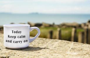 citazione motivazionale e ispiratrice su una tazza di caffè bianco foto