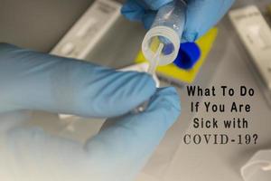 test rapido covid-19 eseguito in laboratorio ospedaliero con background di test virali foto