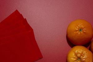 concetto di capodanno cinese - mandarini e pacchetto rosso foto