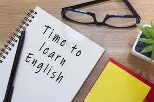 testo sul blocco note - tempo per imparare l'inglese. concetto di apprendimento foto