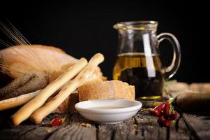 antipasto alimentare italiano di pane olio d'oliva e aceto balsamico