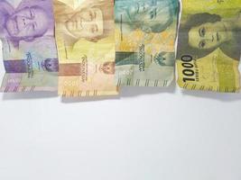 rupia dei soldi dell'indonesia. 500, 1000, 2000, 5000 e 10000 rupie indonesiane primo piano su sfondo bianco foto