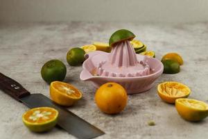 spremere il succo di arancia su uno spremiagrumi manuale in ceramica. foto