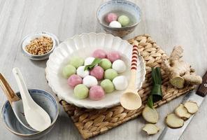 wedang ronde jahe, polpette di riso glutinoso con sciroppo di zenzero e zucchero di palma. popolare come tangyuan nella cultura cinese, mangia al festival di dongzhi foto