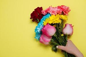 inviare fiori concetto online. consegna di fiori per San Valentino e la festa della mamma. bouquet di rose rosa rosse isolate su sfondo viola. disegno della cartolina con la bella natura rosa. vista dall'alto. copia spazio. foto