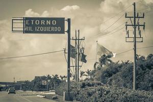 cartello stradale danneggiato rotto in autostrada in akumal messico. foto