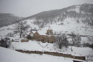 monastero di ardvi in inverno. st. monastero di johns ad ardvi, monastero di srbanes, chiesa apostolica armena foto