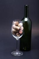 bicchieri da vino, bottiglia e tappi di sughero. isolato su sfondo nero