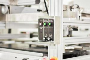 pulsanti per controllare il funzionamento delle macchine nell'industria manifatturiera foto