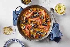 Paella di pesce tipica spagnola foto