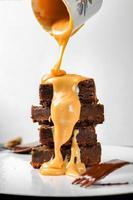 brownies con latte che cade foto