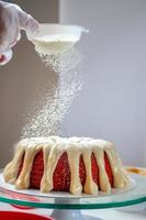 torta di velluto rosso con zucchero a velo foto