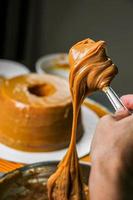 rivestimento di dulce de leche sul cucchiaio foto