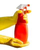 mani femminili con guanti gialli che tengono una bottiglia di sterilizzazione rossa. isolato su sfondo bianco. bottiglia mock up