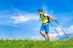 giovane che pratica il nordic walking nella natura foto