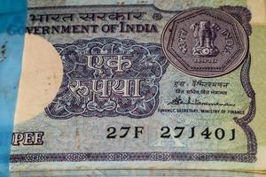 vecchie banconote da una rupia combinate sul tavolo, denaro indiano sul tavolo rotante. vecchie banconote in valuta indiana su una tavola rotante, valuta indiana sul tavolo foto