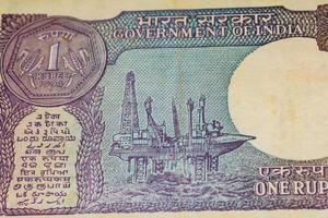 vecchie banconote da una rupia combinate sul tavolo, denaro indiano sul tavolo rotante. vecchie banconote in valuta indiana su una tavola rotante, valuta indiana sul tavolo foto