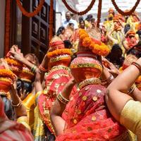 donne con kalash sulla testa durante il tempio di jagannath mangal kalash yatra, devoti indù indiani portano pentole di terracotta contenenti acqua sacra con una noce di cocco in cima foto