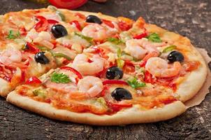 pizza con gamberi, salmone e olive