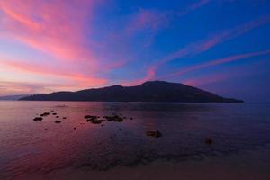 bellissimo cielo crepuscolare all'isola di lipe, provincia di satun foto