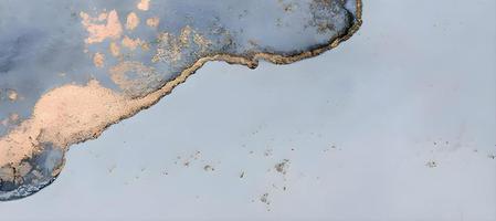 lusso naturale. lo stile incorpora i vortici del marmo o le increspature dell'agata. molto bella la vernice blu con l'aggiunta di polvere d'oro. foto