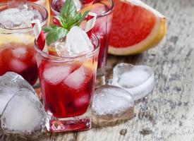 pompelmo cocktail con ghiaccio in un piccolo bicchiere foto
