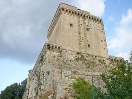 vista del castello di sarteano sulle colline toscane, italia foto