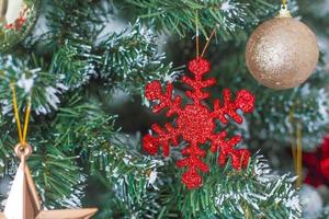 abete o ramo verde decorato con colori rosso, dorato e argento come sfondo di natale o capodanno. foto