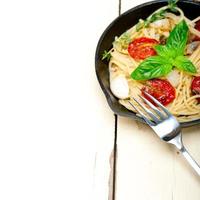 spaghetti con pomodorini al forno e basilico