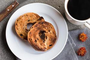 bagel tostato e caffè foto