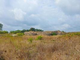 nuraghe s uraki in sardegna foto