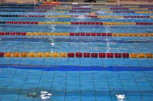 una piscina con onde d'acqua blu foto