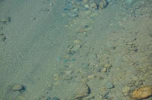 sfondo della superficie dell'acqua blu foto