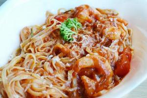 deliziosi spaghetti al pomodoro con gamberi e altri frutti di mare