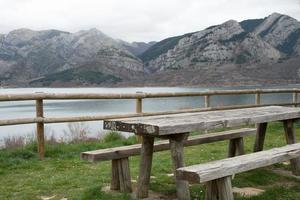 area pic-nic con tavolo e panca in legno. magnifica vista sul bacino idrico di Caldas de luna e sulle montagne circostanti. Spagna foto