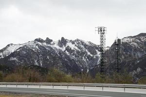 trasporti, autostrada di alta montagna tra le asturie e leon. bellissimo paesaggio, montagne con neve. Spagna foto