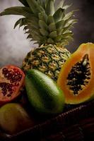 cestino con frutti tropicali