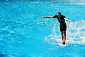 puerto de la cruz, tenerife, spagna, 2011. uomo che cammina sull'acqua foto