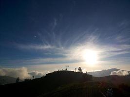 luce del giorno sulla montagna foto