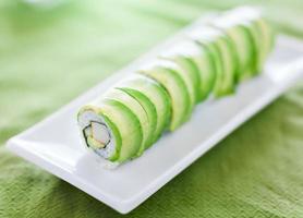sushi - rotolo di drago con avocado e polpa di granchio