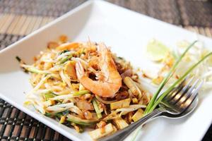 tagliatella fritta padthai tailandese dell'alimento con gambero foto
